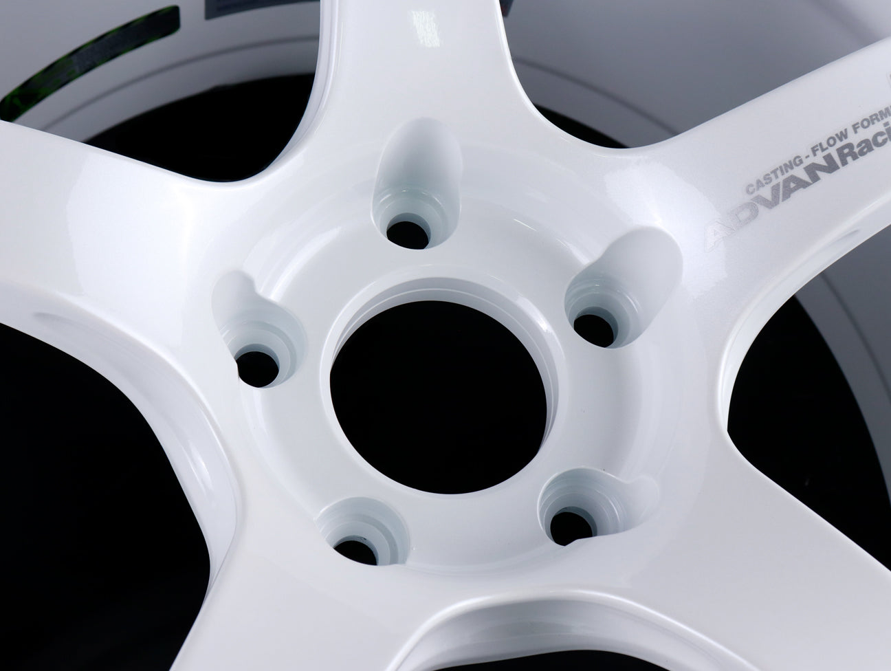 Advan Racing TC4 Wheels - White / 18x9.5 / 5x120 / +38